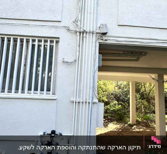 צינורות חשמל חיצוניים על קיר בניין